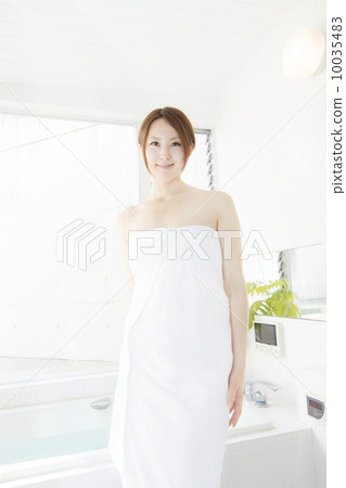 一位年輕的女士在洗澡前 10035483