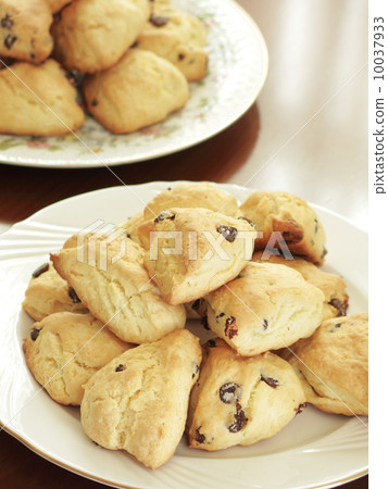 Handmade scones 10037933