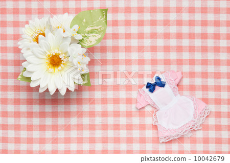 Miniature maid clothes and white flowers 10042679