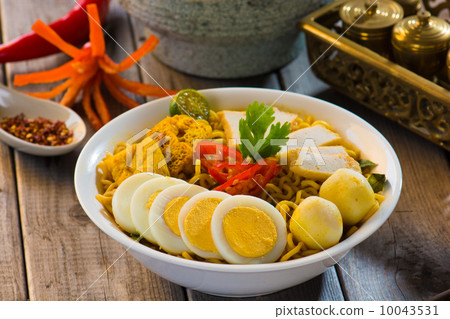 Hot and spicy Singapore Curry Noodle with decoration setup Hot and spicy Singapore Curry Noodle with decoration setup 10043531
