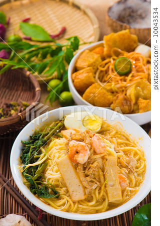 Asian noodles with prawns 10043534