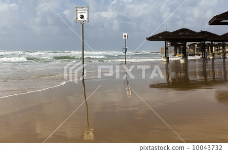 Storm on the beach Storm on the beach 10043732