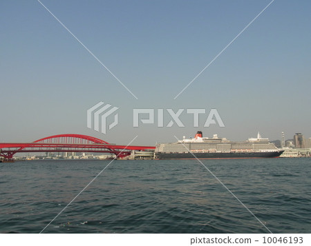 Queen Elizabeth (first visit to Japan: Kobe Port) 10046193