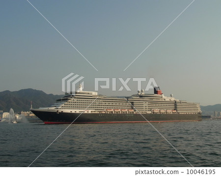 Queen Elizabeth (first visit to Japan: Kobe Port) 10046195
