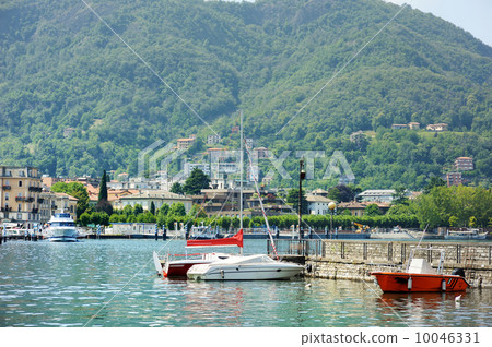 Fishing boats in Como 10046331