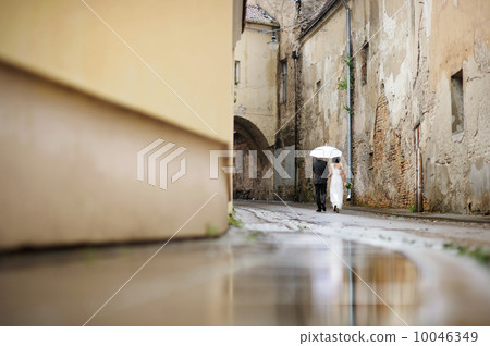 Bride and groom walking away 10046349