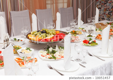 Wedding table setting 10051457