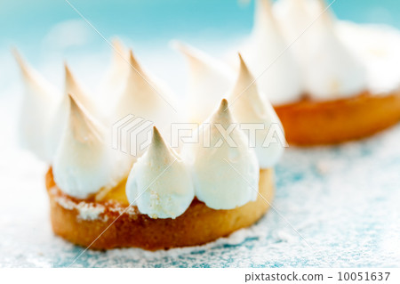 lemon cake with meringue 10051637