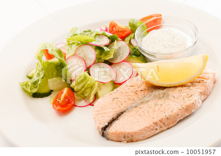 salmon steak with salad 10051957