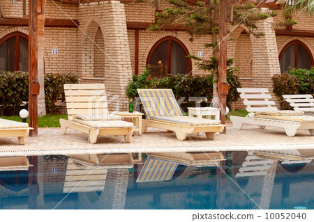 hotel with pool 10052040