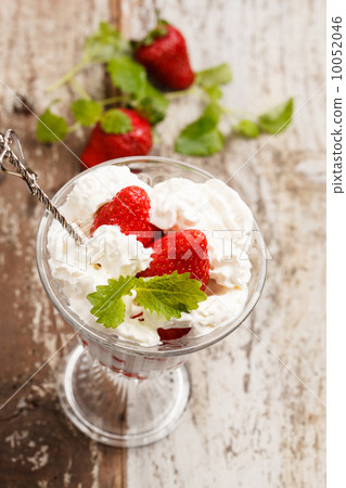 strawberries with cream 10052046