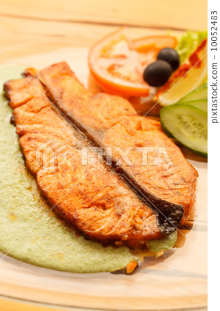 salmon steak with vegetables 10052483