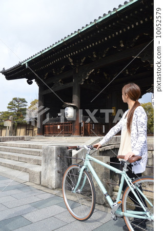 Namdaemun, bicycle, young woman of Tojo (Minami-ku, Kyoto city) 10052579