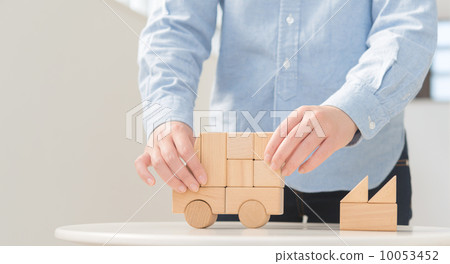 Make a wooden car 10053452