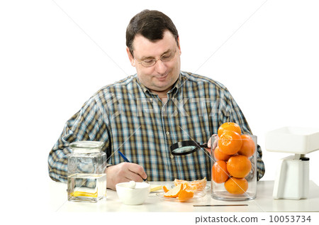 Phytocontrol technician inspects the appearance of mandarine slices 10053734