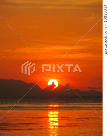 Setting sun 10059314