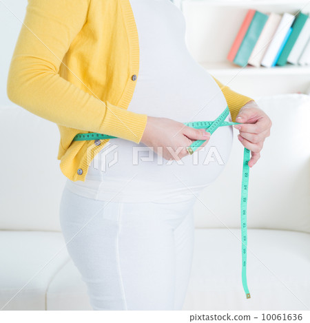 Measures pregnant stomach 10061636
