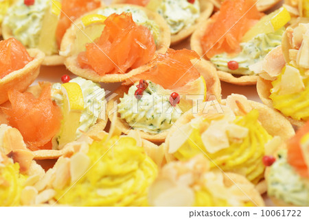 tartlets with  salmon 10061722