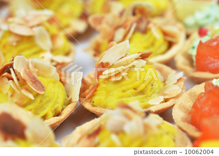 tartlets with salmon tartlets with salmon 10062004