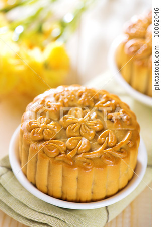 Assorted fruits nuts mooncakes on table 10062046