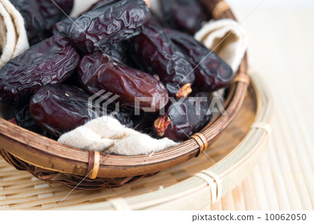 Dried date palm fruits or kurma Dried date palm fruits or kurma 10062050
