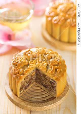 图库照片 assorted fruits nuts mooncakes with tea