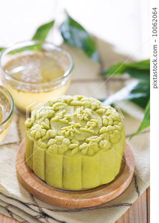 Green tea with red bean paste mooncake Green tea with red bean paste mooncake 10062064