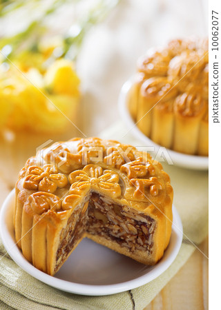 图库照片 sweet assorted fruits nuts mooncakes