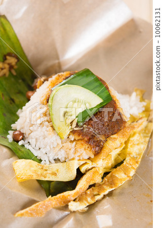 A pack of nasi lemak 10062131