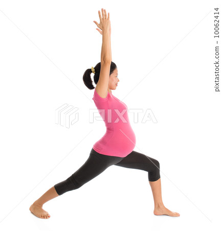 Asian pregnant woman meditating 10062414