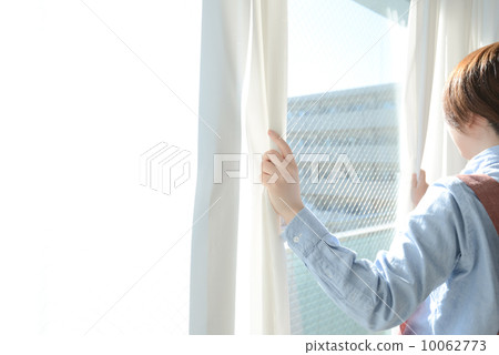 I look outside 10062773