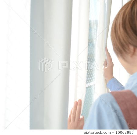 一個女人望著 10062995