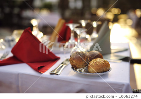 White and red festive table White and red festive table 10063274