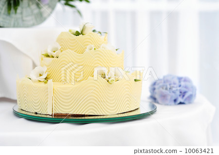 Fancy yellow wedding cake 10063421