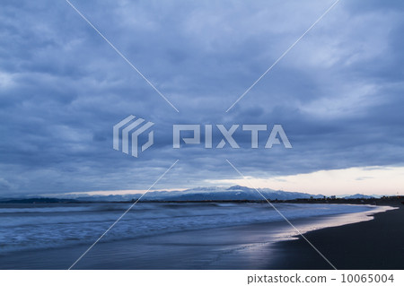 On the mysterious Shonan Kinuma Coast morning 10065004