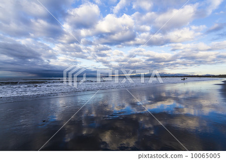 The reflecting clouds and sky blue color make you feel the arrival of spring The morning of the Shonan coast 10065005