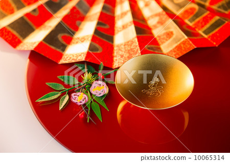 金色杯子和折扇 10065314