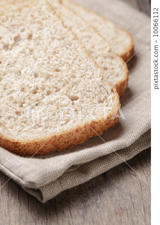 slices of healthy oat bread 10066112