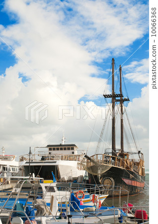 Yachts and fishing boats at pier 10066368