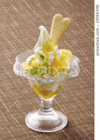 Mango parfait, mango sweets, mango pulp and ice cream, image material Mango parfait, mango sweets, mango pulp and ice cream, image material 10066390