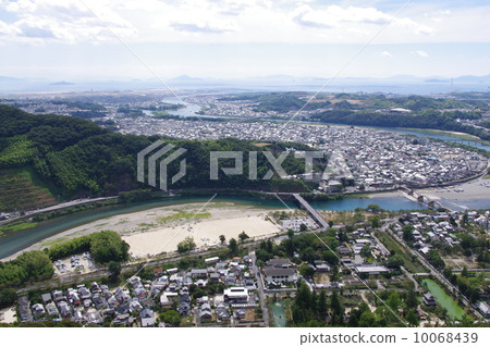 Kintai-kyo bridge overlooking Iwakuni castle and Kishikawa Kintai-kyo bridge overlooking Iwakuni castle and Kishikawa 10068439