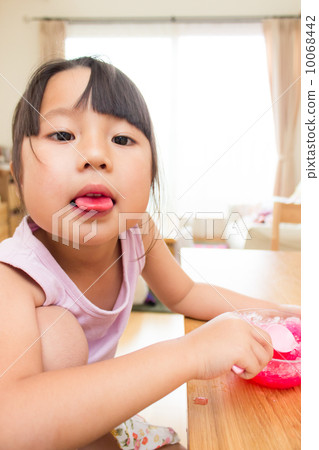 5歲的孩子吃牡蠣冰 5歲的孩子吃牡蠣冰 10068442