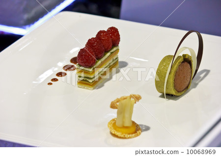 delicious dessert 10068969