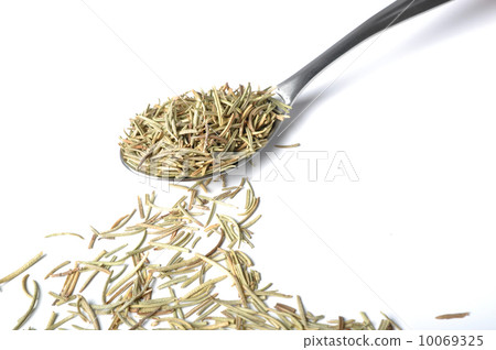 Whole rosemary leaves on spoon 10069325