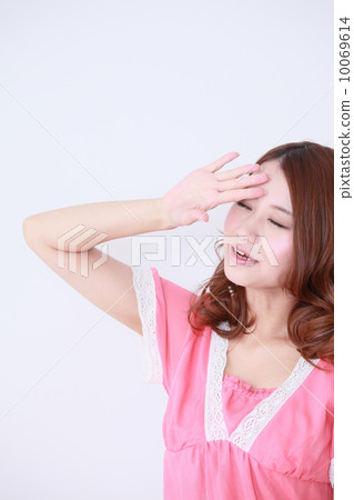 A woman shielding the sun 10069614