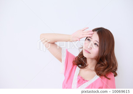 一個女人屏蔽太陽 一個女人屏蔽太陽 10069615