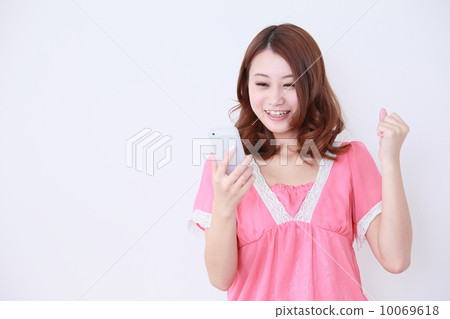 Woman using a smartphone 10069618