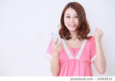 Woman using a smartphone 10069619