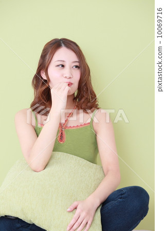 放鬆的婦女,當吃甜點時 放鬆的婦女,當吃甜點時 10069716