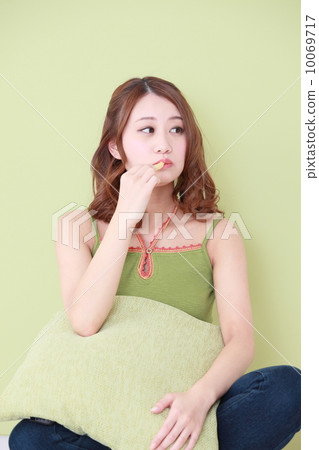 放鬆的婦女,當吃甜點時 放鬆的婦女,當吃甜點時 10069717